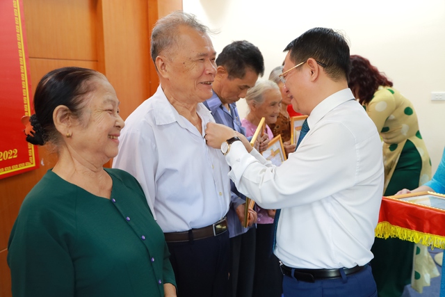 Huyện ủy Mê Linh: Trao Huy hiệu Đảng cho các đảng viên đợt 07/11/2022 - Ảnh 6.