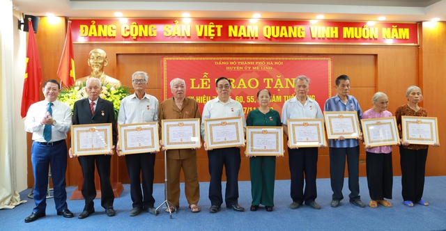 Huyện ủy Mê Linh: Trao Huy hiệu Đảng cho các đảng viên đợt 07/11/2022 - Ảnh 7.