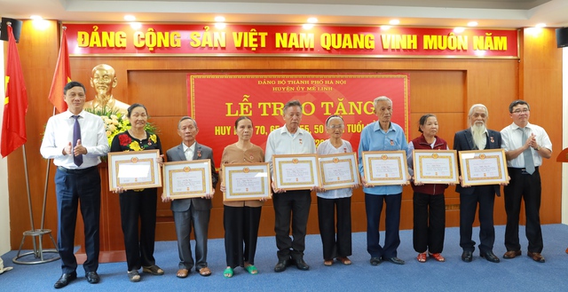 Huyện ủy Mê Linh: Trao Huy hiệu Đảng cho các đảng viên đợt 07/11/2022 - Ảnh 8.
