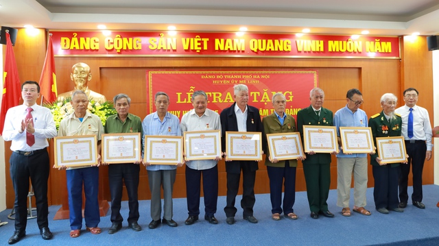 Huyện ủy Mê Linh: Trao Huy hiệu Đảng cho các đảng viên đợt 07/11/2022 - Ảnh 9.