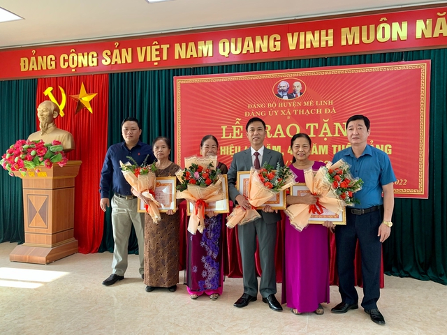 Đảng ủy xã Thạch Đà tổ chức Lễ trao Huy hiệu Đảng đối với các đồng chí đảng viên 45 năm, 40 năm tuổi Đảng đợt 07/11/2022 - Ảnh 4.