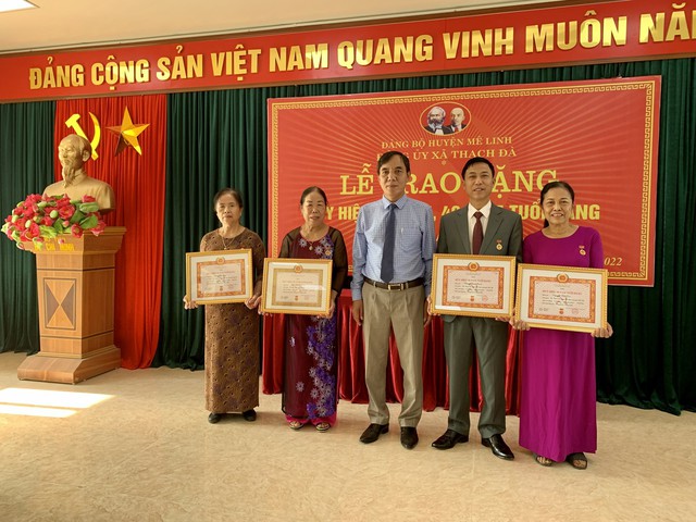 Đảng ủy xã Thạch Đà tổ chức Lễ trao Huy hiệu Đảng đối với các đồng chí đảng viên 45 năm, 40 năm tuổi Đảng đợt 07/11/2022 - Ảnh 2.