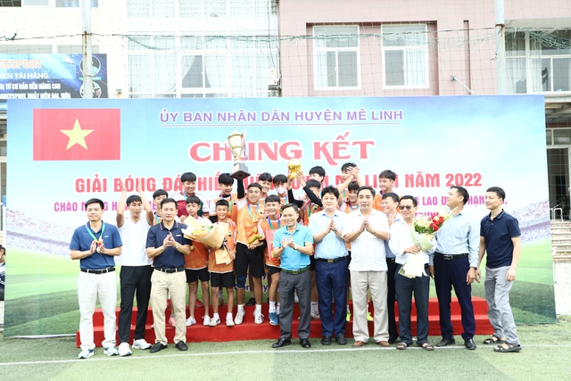 Đội bóng đá thiếu niên xã Tiến Thắng dành cúp Vô địch Giải bóng đá Thiếu niên huyện Mê Linh năm 2022 - Ảnh 4.