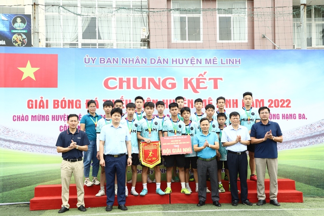 Đội bóng đá thiếu niên xã Tiến Thắng dành cúp Vô địch Giải bóng đá Thiếu niên huyện Mê Linh năm 2022 - Ảnh 6.