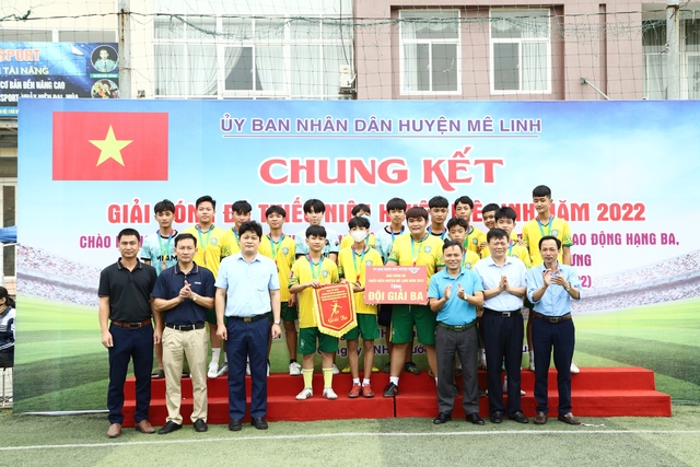 Đội bóng đá thiếu niên xã Tiến Thắng dành cúp Vô địch Giải bóng đá Thiếu niên huyện Mê Linh năm 2022 - Ảnh 7.