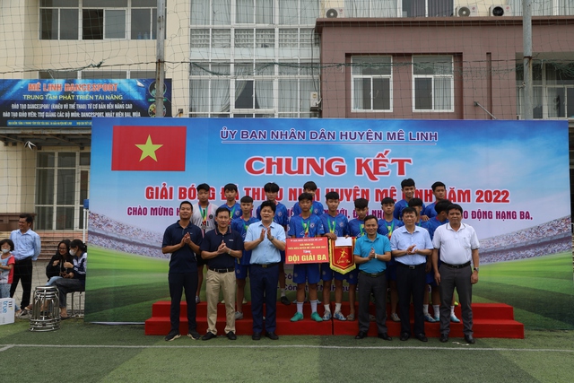 Đội bóng đá thiếu niên xã Tiến Thắng dành cúp Vô địch Giải bóng đá Thiếu niên huyện Mê Linh năm 2022 - Ảnh 8.