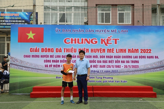 Đội bóng đá thiếu niên xã Tiến Thắng dành cúp Vô địch Giải bóng đá Thiếu niên huyện Mê Linh năm 2022 - Ảnh 9.