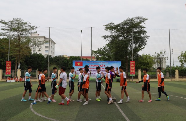 Đội bóng đá thiếu niên xã Tiến Thắng dành cúp Vô địch Giải bóng đá Thiếu niên huyện Mê Linh năm 2022 - Ảnh 1.