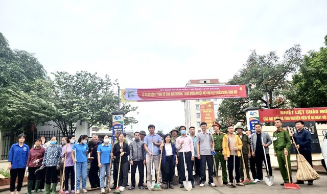 Mê Linh: Các xã, thị trấn đồng loạt ra quân tổng vệ sinh môi trường chào mừng Huyện đạt chuẩn nông thôn mới - Ảnh 23.