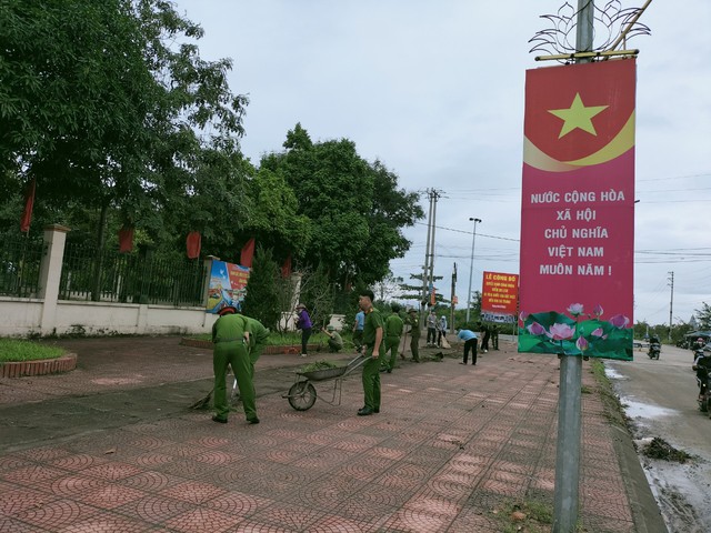 Mê Linh: Các xã, thị trấn đồng loạt ra quân tổng vệ sinh môi trường chào mừng Huyện đạt chuẩn nông thôn mới - Ảnh 24.