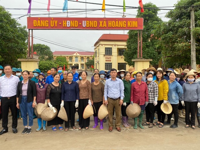 Mê Linh: Các xã, thị trấn đồng loạt ra quân tổng vệ sinh môi trường chào mừng Huyện đạt chuẩn nông thôn mới - Ảnh 8.