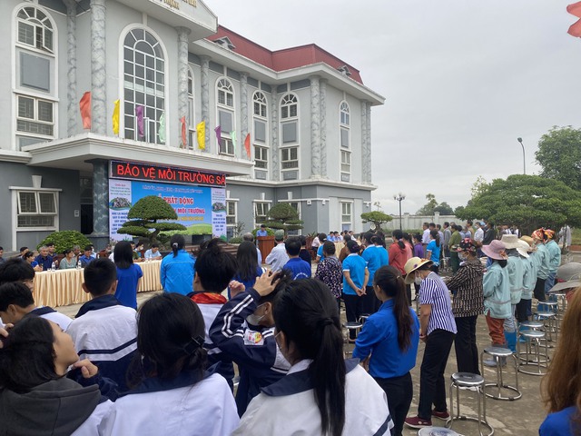 LỄ PHÁT ĐỘNG “TỔNG VỆ SINH MÔI TRƯỜNG” CHÀO MỪNG HUYỆN MÊ LINH ĐẠT CHUẨN NÔNG THÔN MỚI - Ảnh 5. LỄ PHÁT ĐỘNG “TỔNG VỆ SINH MÔI TRƯỜNG” CHÀO MỪNG HUYỆN MÊ LINH ĐẠT CHUẨN NÔNG THÔN MỚI - Ảnh 5.