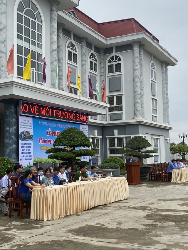 LỄ PHÁT ĐỘNG “TỔNG VỆ SINH MÔI TRƯỜNG” CHÀO MỪNG HUYỆN MÊ LINH ĐẠT CHUẨN NÔNG THÔN MỚI - Ảnh 3. LỄ PHÁT ĐỘNG “TỔNG VỆ SINH MÔI TRƯỜNG” CHÀO MỪNG HUYỆN MÊ LINH ĐẠT CHUẨN NÔNG THÔN MỚI - Ảnh 3.