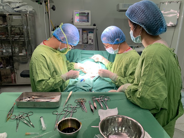 Khoa Ngoại tổng hợp Bệnh viện Đa khoa huyện Mê Linh: Trao chất lượng, nhận niềm tin - Ảnh 1.