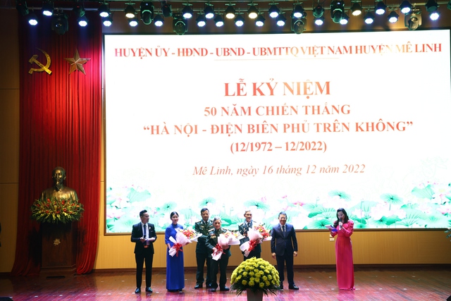 Huyện Mê Linh long trọng kỷ niệm 50 năm chiến thắng &quot; Hà Nội - Điện Biên Phủ trên không&quot; - Ảnh 3.