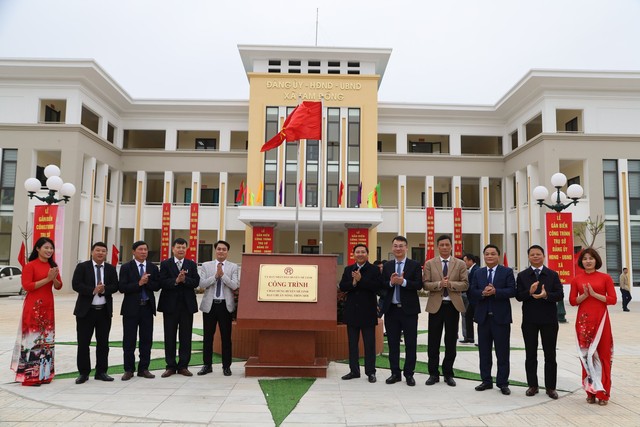 Lễ gắn biển công trình trụ sở Đảng ủy - HĐND - UBND xã Tam Đồng chào mừng huyện Mê Linh đạt chuẩn nông thôn mới - Ảnh 1.