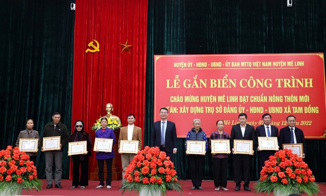 Lễ gắn biển công trình trụ sở Đảng ủy - HĐND - UBND xã Tam Đồng chào mừng huyện Mê Linh đạt chuẩn nông thôn mới - Ảnh 4.