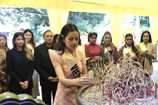 Các thí sinh dự thi Hoa hậu Du lịch Thế giới thăm quan, làm lễ dâng hương Đền Hai Bà Trưng và trải nghiệm tại Lễ hội hoa Mê Linh - Ảnh 4.