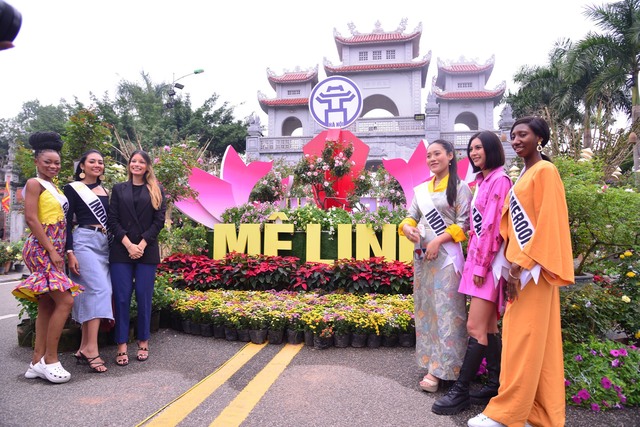 Các thí sinh dự thi Hoa hậu Du lịch Thế giới thăm quan, làm lễ dâng hương Đền Hai Bà Trưng và trải nghiệm tại Lễ hội hoa Mê Linh - Ảnh 9.