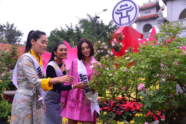 Các thí sinh dự thi Hoa hậu Du lịch Thế giới thăm quan, làm lễ dâng hương Đền Hai Bà Trưng và trải nghiệm tại Lễ hội hoa Mê Linh - Ảnh 20.