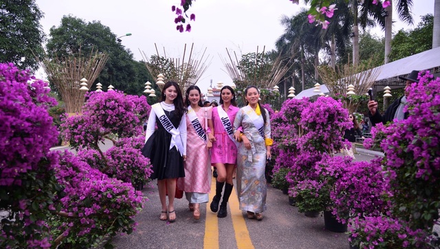 Các thí sinh dự thi Hoa hậu Du lịch Thế giới thăm quan, làm lễ dâng hương Đền Hai Bà Trưng và trải nghiệm tại Lễ hội hoa Mê Linh - Ảnh 14.