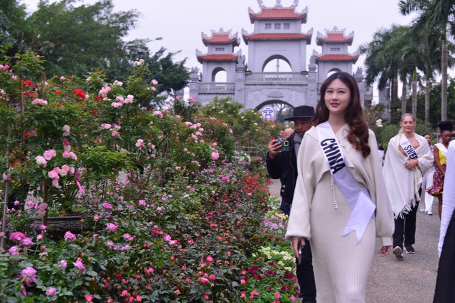 Các thí sinh dự thi Hoa hậu Du lịch Thế giới thăm quan, làm lễ dâng hương Đền Hai Bà Trưng và trải nghiệm tại Lễ hội hoa Mê Linh - Ảnh 15.