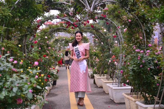 Các thí sinh dự thi Hoa hậu Du lịch Thế giới thăm quan, làm lễ dâng hương Đền Hai Bà Trưng và trải nghiệm tại Lễ hội hoa Mê Linh - Ảnh 12.