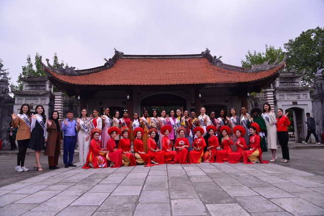 Các thí sinh dự thi Hoa hậu Du lịch Thế giới thăm quan, làm lễ dâng hương Đền Hai Bà Trưng và trải nghiệm tại Lễ hội hoa Mê Linh - Ảnh 5.