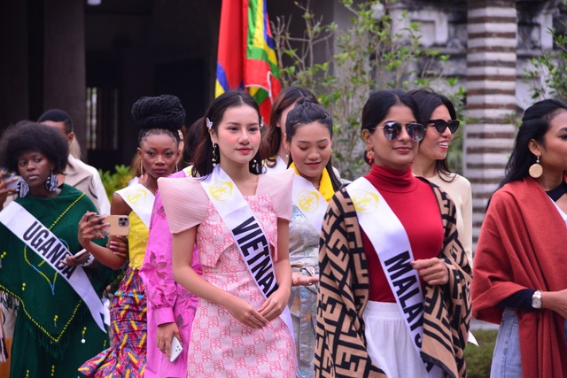 Các thí sinh dự thi Hoa hậu Du lịch Thế giới thăm quan, làm lễ dâng hương Đền Hai Bà Trưng và trải nghiệm tại Lễ hội hoa Mê Linh - Ảnh 2.
