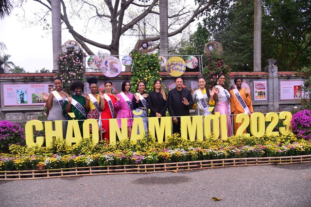 Các thí sinh dự thi Hoa hậu Du lịch Thế giới thăm quan, làm lễ dâng hương Đền Hai Bà Trưng và trải nghiệm tại Lễ hội hoa Mê Linh - Ảnh 10.