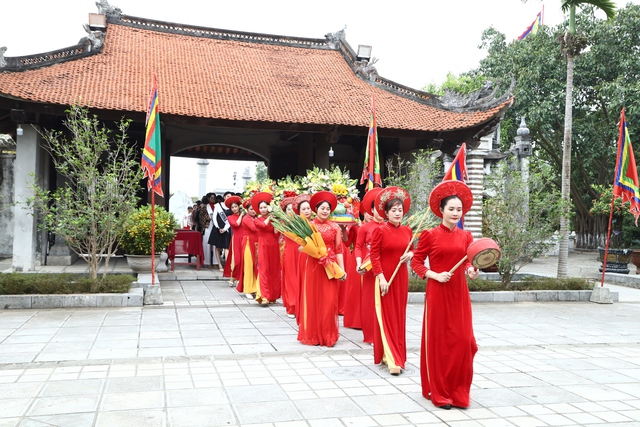 Các thí sinh dự thi Hoa hậu Du lịch Thế giới thăm quan, làm lễ dâng hương Đền Hai Bà Trưng và trải nghiệm tại Lễ hội hoa Mê Linh - Ảnh 1.