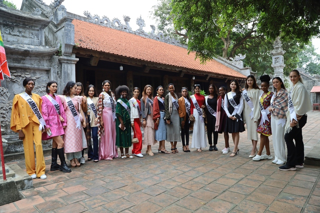 Các thí sinh dự thi Hoa hậu Du lịch Thế giới thăm quan, làm lễ dâng hương Đền Hai Bà Trưng và trải nghiệm tại Lễ hội hoa Mê Linh - Ảnh 6.