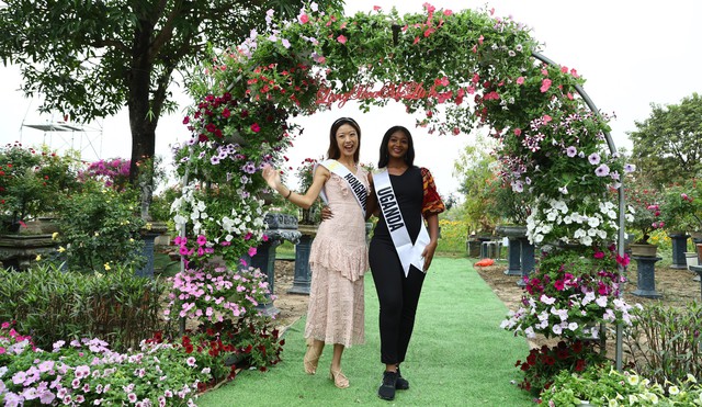 Các thí sinh dự thi Hoa hậu Du lịch Thế giới thăm quan, làm lễ dâng hương Đền Hai Bà Trưng và trải nghiệm tại Lễ hội hoa Mê Linh - Ảnh 22.