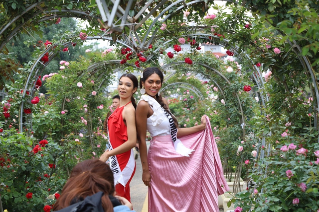 Các thí sinh dự thi Hoa hậu Du lịch Thế giới thăm quan, làm lễ dâng hương Đền Hai Bà Trưng và trải nghiệm tại Lễ hội hoa Mê Linh - Ảnh 18.