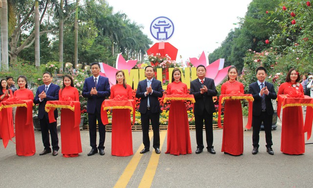 Hàng vạn người dự khai mạc Lễ hội hoa Mê Linh và Festival nông sản, sản phẩm OCOP gắn kết du lịch thành phố Hà Nội năm 2022 - Ảnh 1.