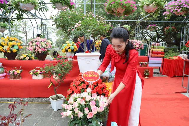 Hàng vạn người dự khai mạc Lễ hội hoa Mê Linh và Festival nông sản, sản phẩm OCOP gắn kết du lịch thành phố Hà Nội năm 2022 - Ảnh 12.