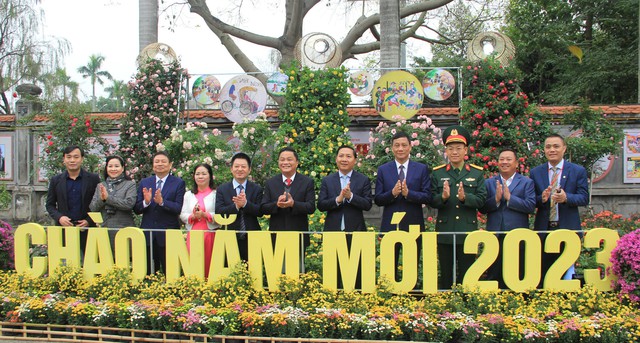 Hàng vạn người dự khai mạc Lễ hội hoa Mê Linh và Festival nông sản, sản phẩm OCOP gắn kết du lịch thành phố Hà Nội năm 2022 - Ảnh 2.