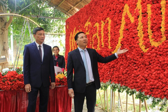 Hàng vạn người dự khai mạc Lễ hội hoa Mê Linh và Festival nông sản, sản phẩm OCOP gắn kết du lịch thành phố Hà Nội năm 2022 - Ảnh 4.