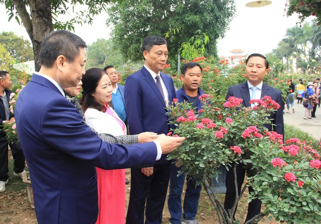 Hàng vạn người dự khai mạc Lễ hội hoa Mê Linh và Festival nông sản, sản phẩm OCOP gắn kết du lịch thành phố Hà Nội năm 2022 - Ảnh 6.