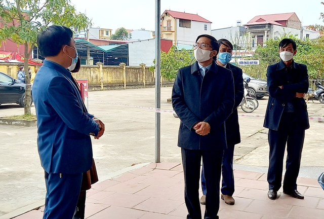Đồng chí Nguyễn Thanh Liêm- Bí thư Huyện ủy kiểm tra công tác phòng, chống dịch tại xã Văn Khê - Ảnh 2.