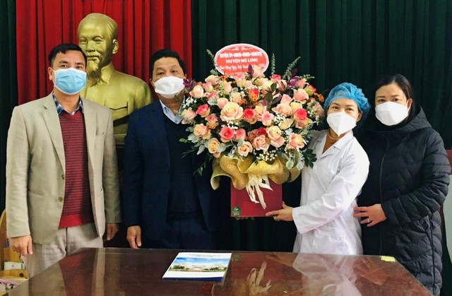 Đồng chí Phó Chủ tịch UBND huyện Trần Thanh Hoài thăm, chúc mừng các đơn vị Y tế trên địa bàn nhân Ngày Thầy thuốc Việt Nam 27/2 - Ảnh 3.