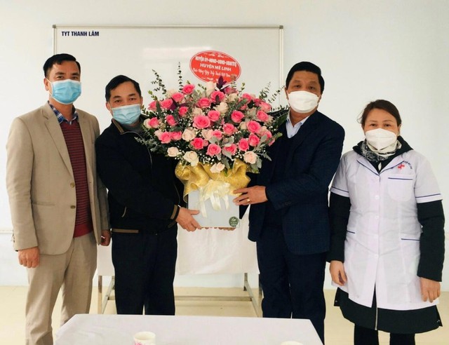 Đồng chí Phó Chủ tịch UBND huyện Trần Thanh Hoài thăm, chúc mừng các đơn vị Y tế trên địa bàn nhân Ngày Thầy thuốc Việt Nam 27/2 - Ảnh 1.