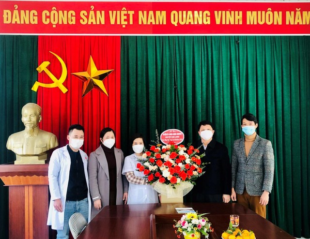 Các đồng chí lãnh đạo huyện thăm, chúc mừng các Trạm y tế nhân Ngày thầy thuốc Việt Nam - Ảnh 2. Các đồng chí lãnh đạo huyện thăm, chúc mừng các Trạm y tế nhân Ngày thầy thuốc Việt Nam - Ảnh 2.