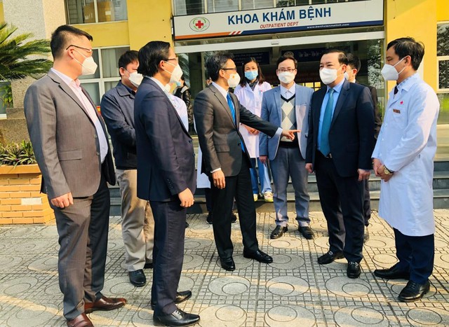 Phó Thủ tướng Vũ Đức Đam thăm, chúc mừng Bệnh viện Đa khoa huyện Mê Linh và Trạm y tế lưu động xã Chu Phan - Ảnh 1.