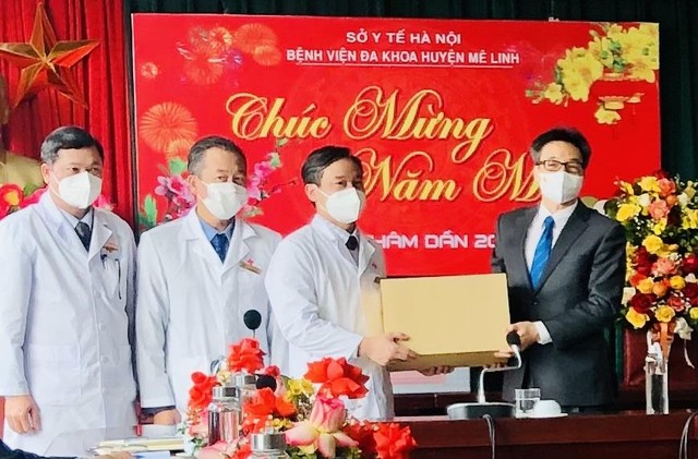 Phó Thủ tướng Vũ Đức Đam thăm, chúc mừng Bệnh viện Đa khoa huyện Mê Linh và Trạm y tế lưu động xã Chu Phan - Ảnh 2.