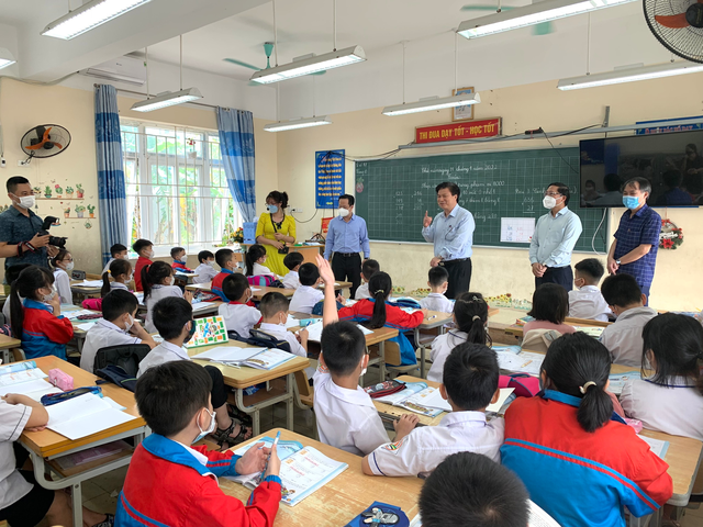 Thứ trưởng Bộ GD&ĐT Nguyễn Hữu Độ kiểm tra triển khai chương trình giáo dục phổ thông mới của Hà Nội - Ảnh 5.