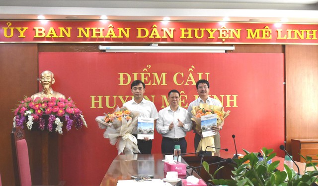 UBND huyện Mê Linh trao Quyết định bổ nhiệm Trưởng Phòng Tài nguyên và Môi trường huyện - Ảnh 1.