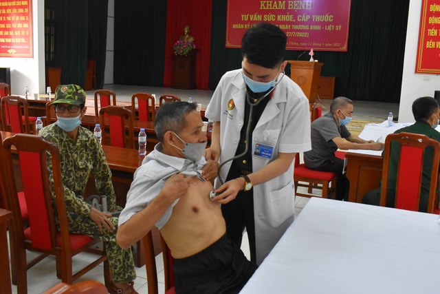 Bệnh viện Quân y 103 tổ chức khám bệnh, cấp thuốc miễn phí cho đối tượng chính sách trên địa bàn xã Tiến Thắng - Ảnh 1.