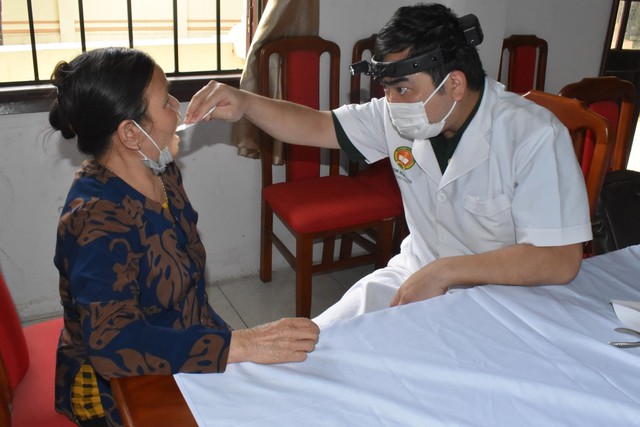 Bệnh viện Quân y 103 tổ chức khám bệnh, cấp thuốc miễn phí cho đối tượng chính sách trên địa bàn xã Tiến Thắng - Ảnh 3.