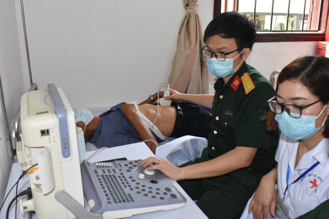 Bệnh viện Quân y 103 tổ chức khám bệnh, cấp thuốc miễn phí cho đối tượng chính sách trên địa bàn xã Tiến Thắng - Ảnh 4.